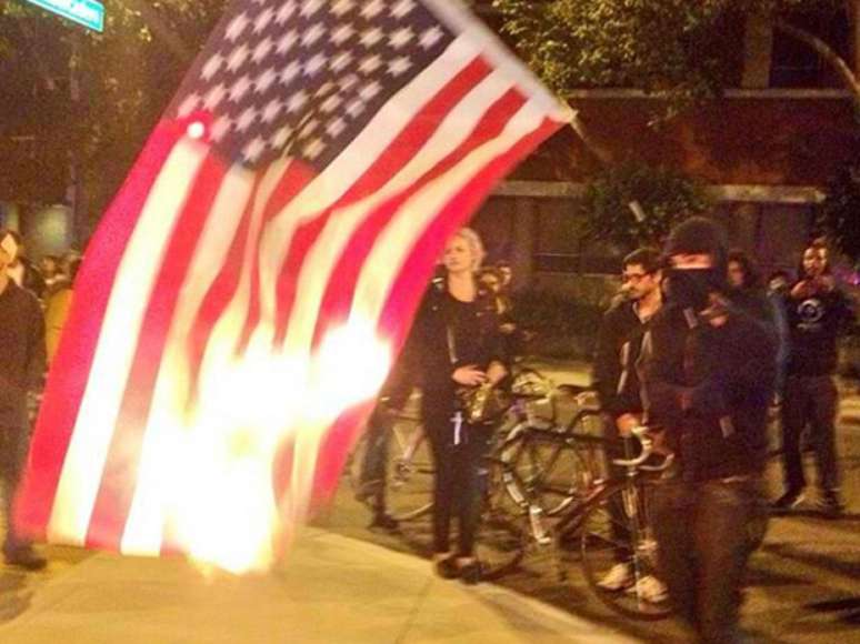 Bandeira americana é queimada em protesto contra absolvição de George Zimmerman