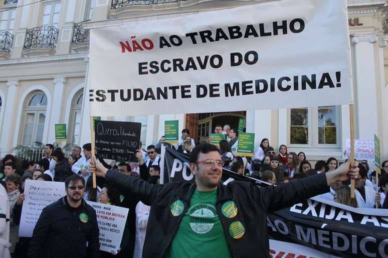 <p>M&eacute;dicos criticaram a amplia&ccedil;&atilde;o do curso de medicina durante protesto em Porto Alegre</p>