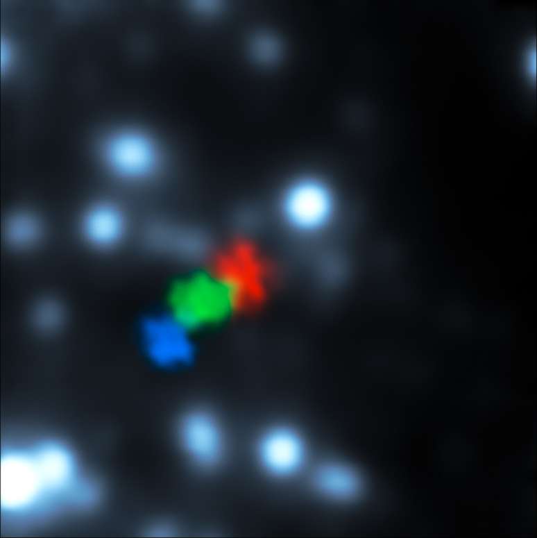 Imagem mostra as observações do Very Large Telescope de 2006, 2010 e 2013, em azul, verde e vermelho, respectivamente