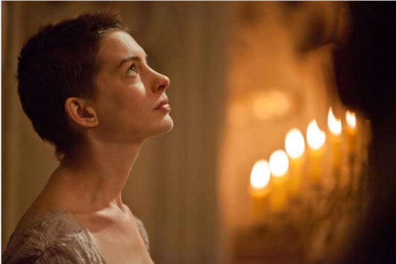 Anne Hathaway raspou a cabeça em cena de 'Os Miseráveis' (2012)