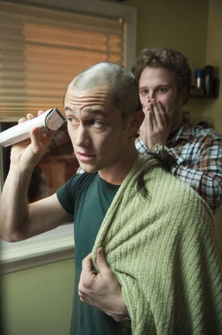 Joseph Gordon-Levitt raspou os cabelos em cena do filme '50%' (2011)