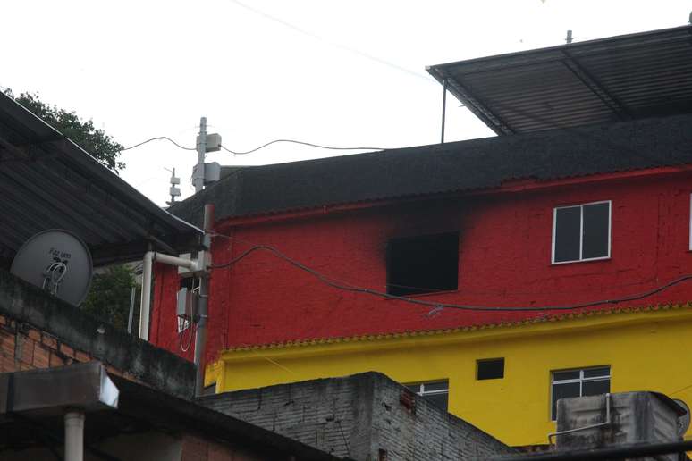 <p>Incêndio atingiu prédio do Afroreggae no Complexo do Alemão, em julho</p>