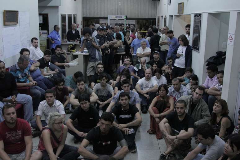 <p>Assembleia de manifestantes durante ocupação na Câmara</p>