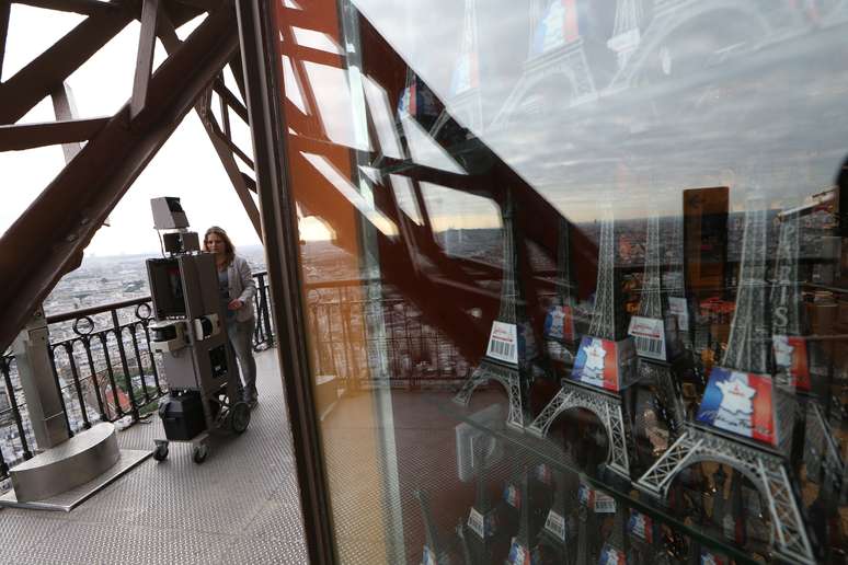 Funcionária do Google leva câmera para capturar as imagens de dentro da Torre Eiffel para o Street View