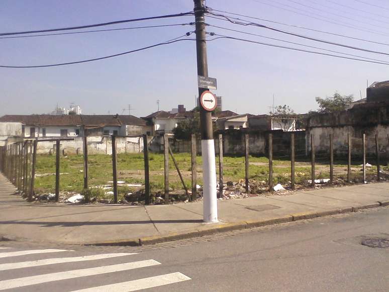 <p>Terreno do bairro da Encruzilhada, em Santos, virou dep&oacute;sito de lixo a c&eacute;u aberto; dono foi intimado a&nbsp;cercar a &aacute;rea com muro</p>