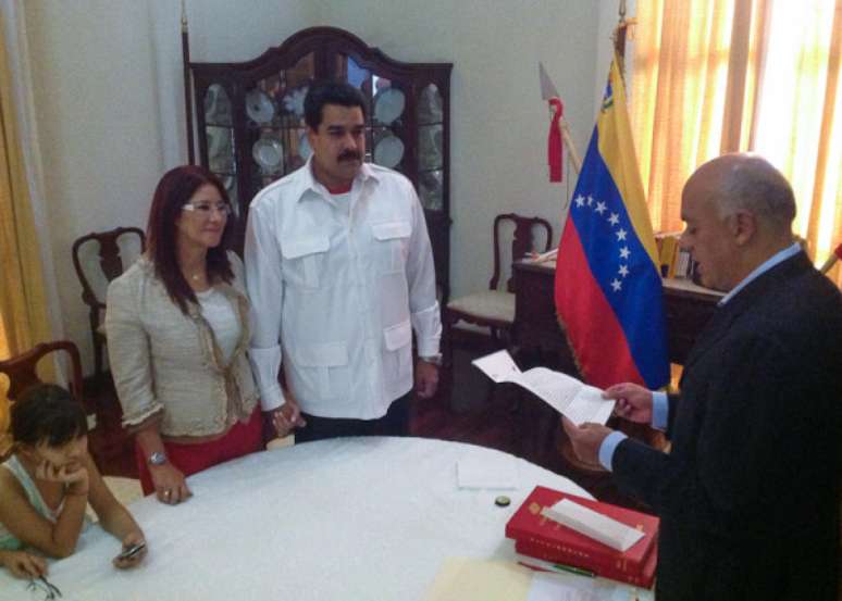 Presidente da Venezuela oficializou o casamento com a Cilia Flores