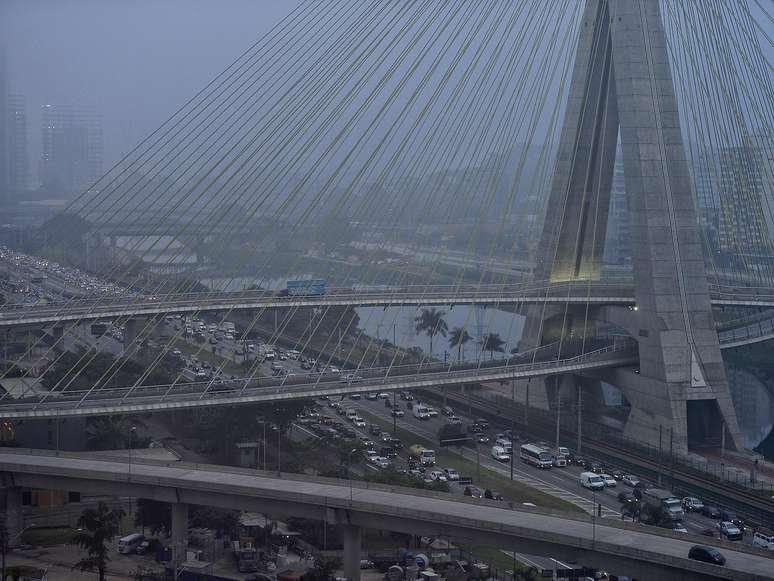 <p>Caminhão carregado com cimento tombou na marginal Pinheiros e complicou o trânsito na manhã desta quarta-feira</p>