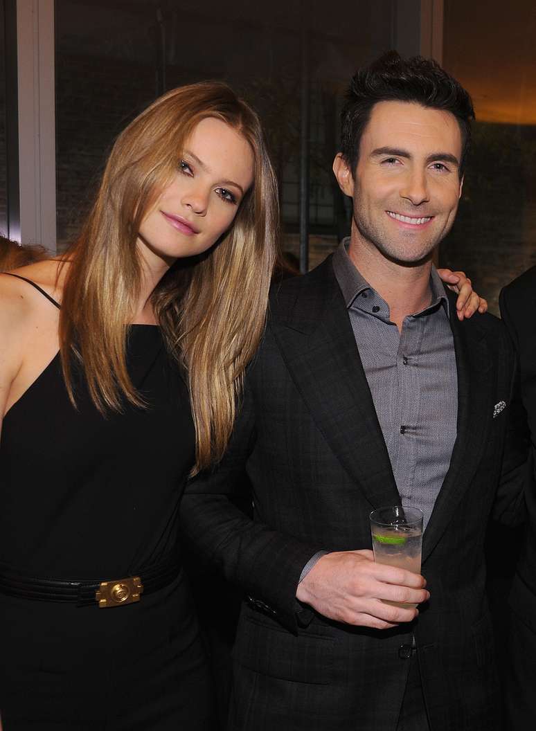 Cantor ao lado de Behati Prinsloo, em 2012