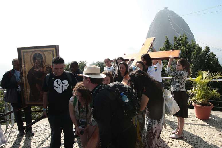 A cruz peregrina, símbolo da Jornada Mundial da Juventude (JMJ), visitou nesta quarta-feira o Morro da Urca, no Rio de Janeiro, aos pés do emblemático Pão de Açúcar 