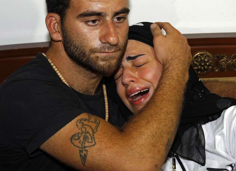 <p>Fatima, filha de Jamo, chora a morte do pai</p>
