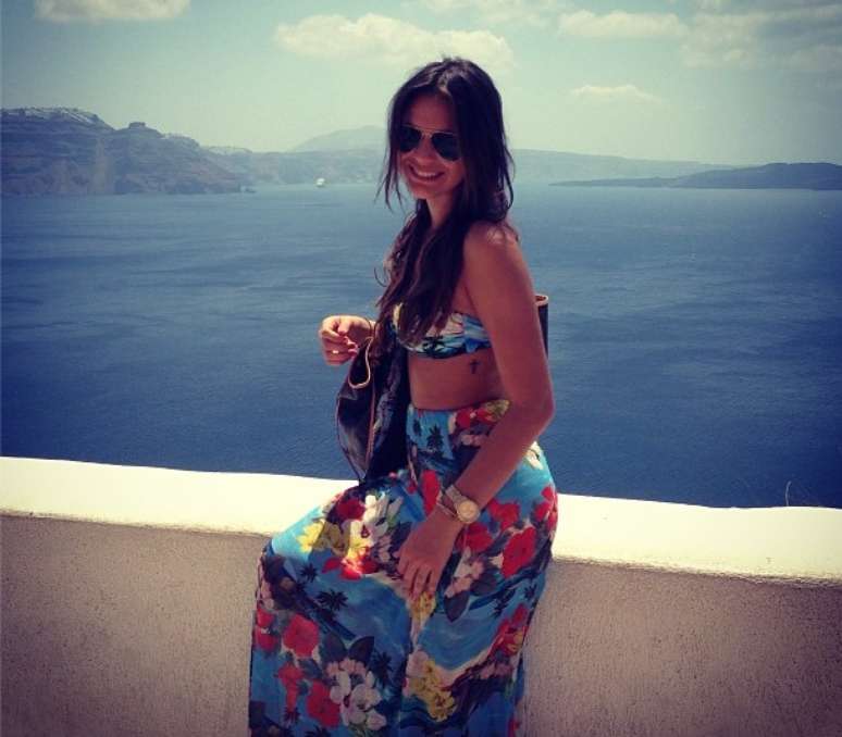Bruna Marquezine posa em meio à paisagem paradisíaca de ilha na Grécia