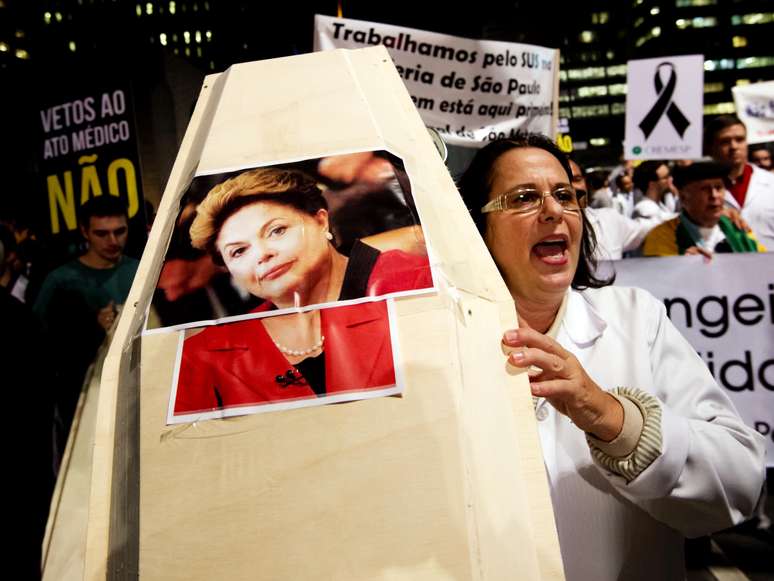 <p>Em protesto em S&atilde;o Paulo, manifestantes exibiram caix&otilde;es com rostos dos ministro Alo&iacute;zio Mercadante e Alexandre Padilha, al&eacute;m da presidente Dilma Rousseff</p>
