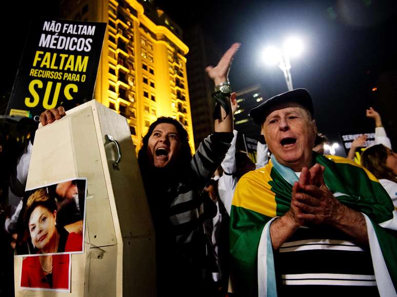 Em São Paulo, manifestantes exibiram caixões com rostos dos ministro Aloízio Mercadante e Alexandre Padilha, além da presidente Dilma Rousseff, e marcharam pela avenida Paulista e a região central da cidade