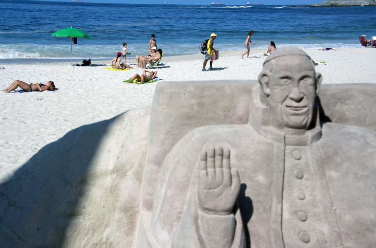 Papa Francisco ganhou sua própria escultura de areia na praia de Copacabana