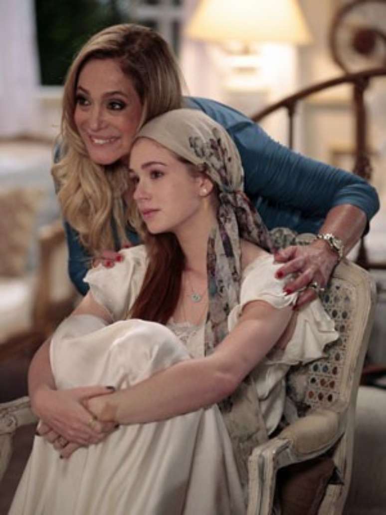 <p>Nicole (Marina Ruy Barbosa) recebe o apoio de Pilar (Susana Vieira)</p>