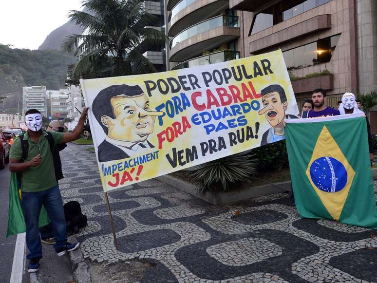 Um grupo de cerca de 200 manifestantes se concentrou na avenida Delfim Moreira, na praia do Leblon, nesta quarta-feira, para mais um protesto contra o governador do Rio de Janeiro Sérgio Cabral (PMDB)