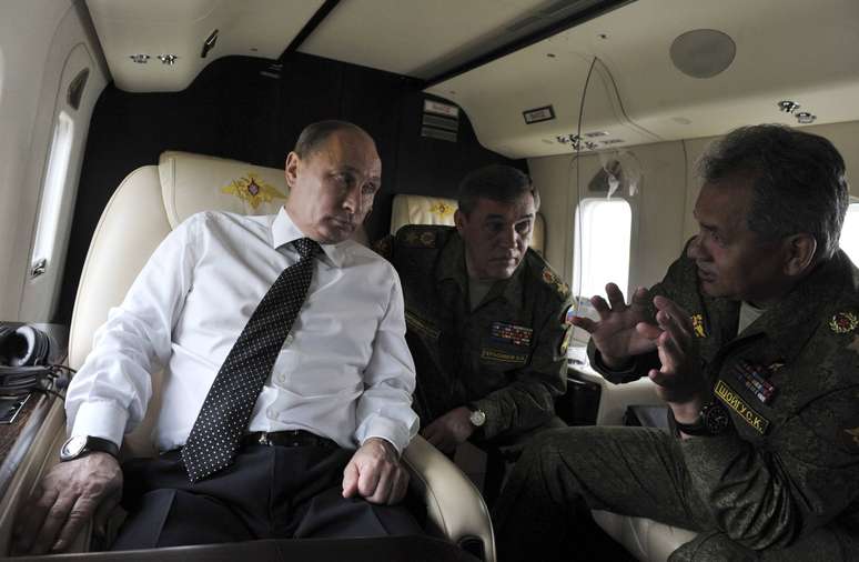 <p>Putin conversa com militares ap&oacute;s observar exerc&iacute;cios na regi&atilde;o de Zabaykalsky nesta quarta-feira</p>
