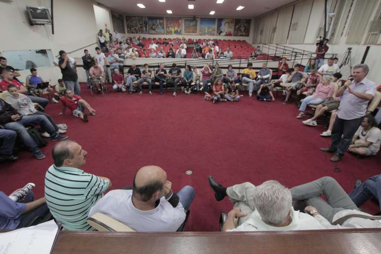 Manifestantes afirmam que só deixam o local depois que os vereadores atenderem a uma lista com seis pedidos de urgência