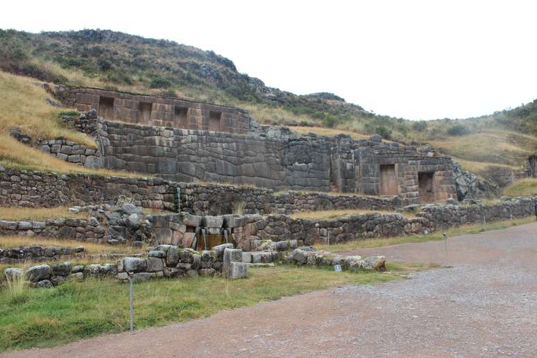 <p>Tambomachay possui canais e cascatas d'água</p>