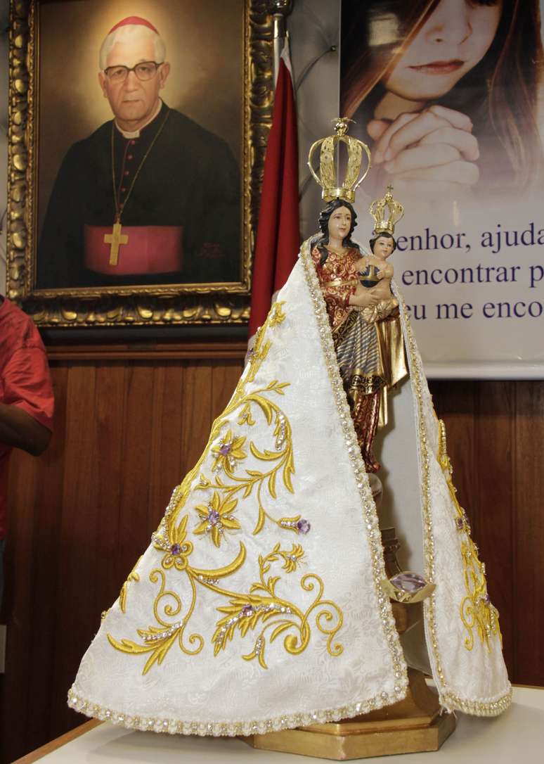 <p>Escultura da Nossa Senhora de Nazaré com manto e coroas cravejadas de pedras preciosas será presente do governo do Pará ao papa Francisco</p>