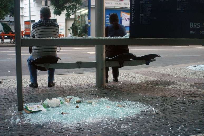 Lojas foram saqueadas, placas de sinalização arrancadas e bancos tiveram vidros e portas quebrados durante protesto no Rio de Janeiro