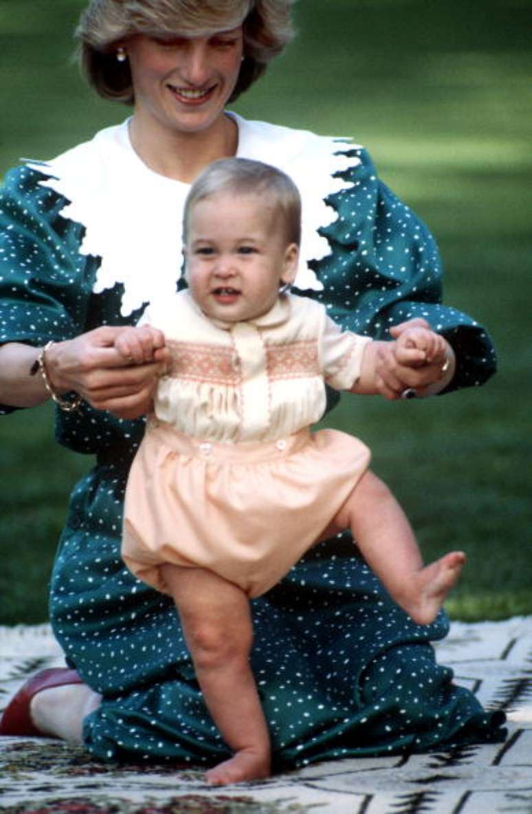 <p>Tons claros são tradição no guarda-roupa da realeza</p>