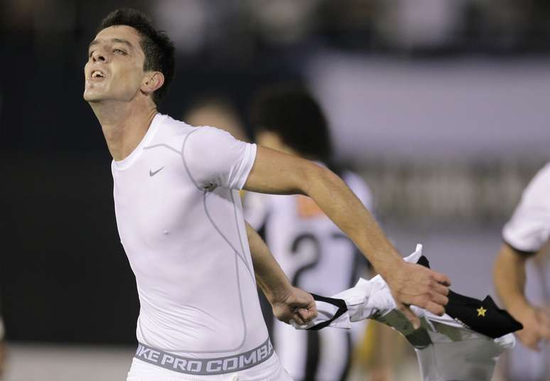Alejandro Silva tirou a camisa do Olimpia ao comemorar gol no primeiro tempo
