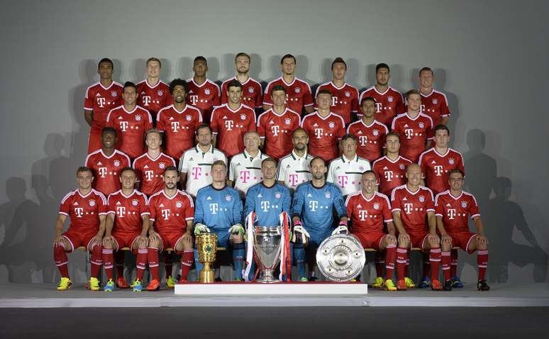 Elenco do Bayern de Munique tira foto oficial para a temporada