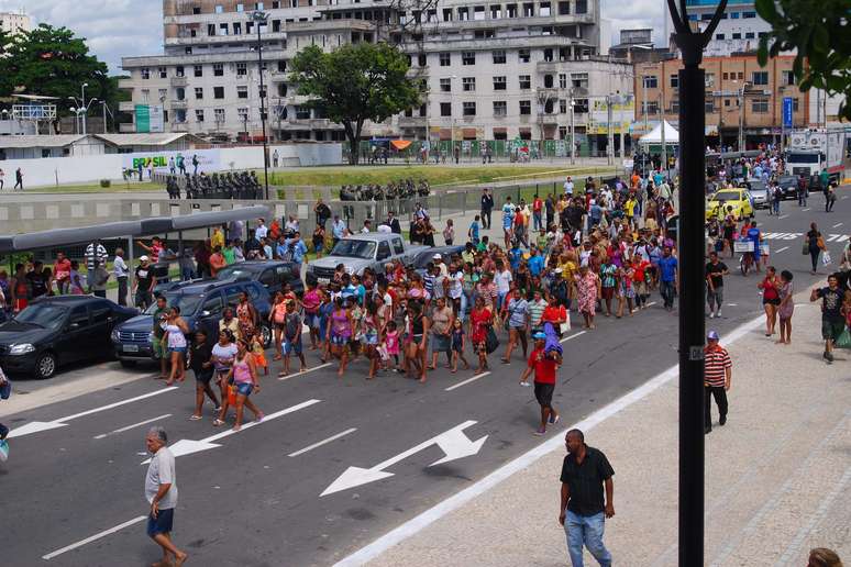 Moradores de Fortaleza, dentre eles índios e médicos, protestam durante inauguração de estação de Metrô na capital cearense