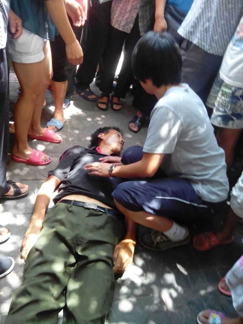 Imagem mostra Deng Zhengjia deitado no chão após ser espancado