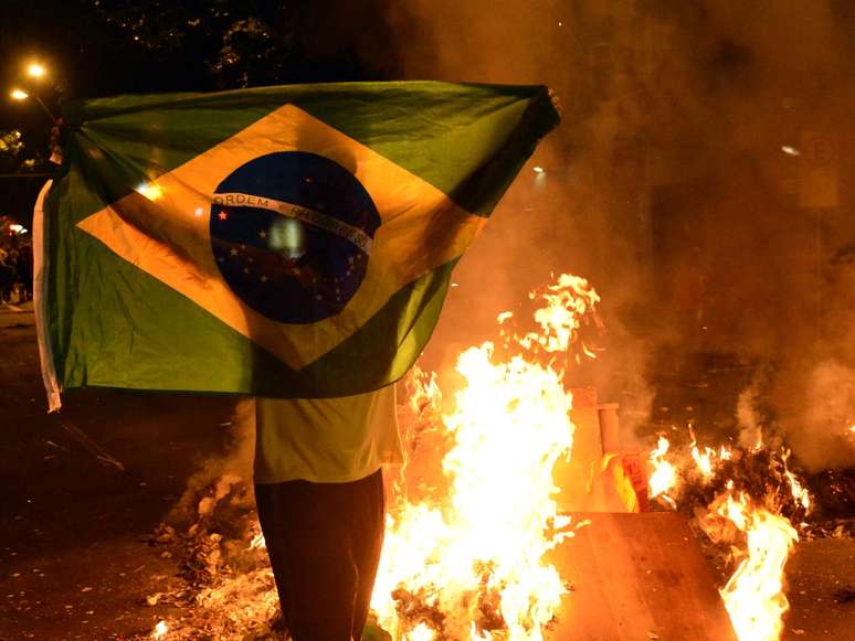 <p> Manifestantes protestaram contra o governador do Rio de Janeiro nesta quarta</p>