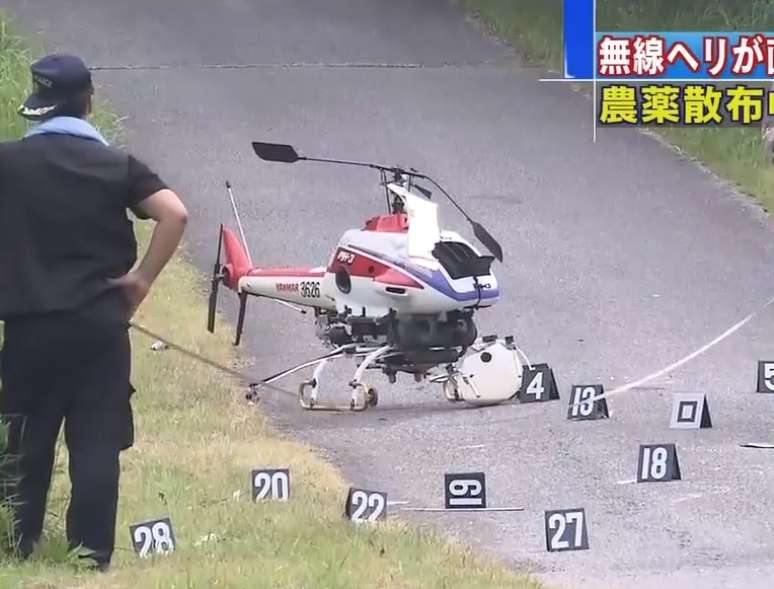 Policiais investigam o local em que o helicóptero foi encontrado
