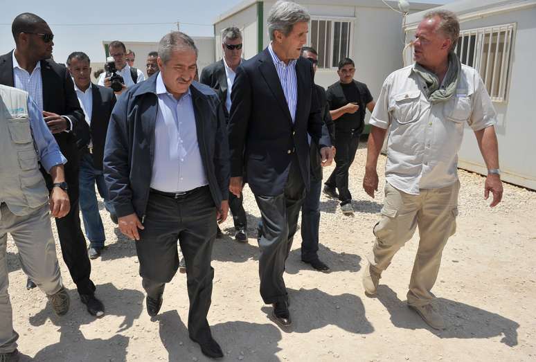 John Kerry caminha pelo campo de refugiados de Zaatari