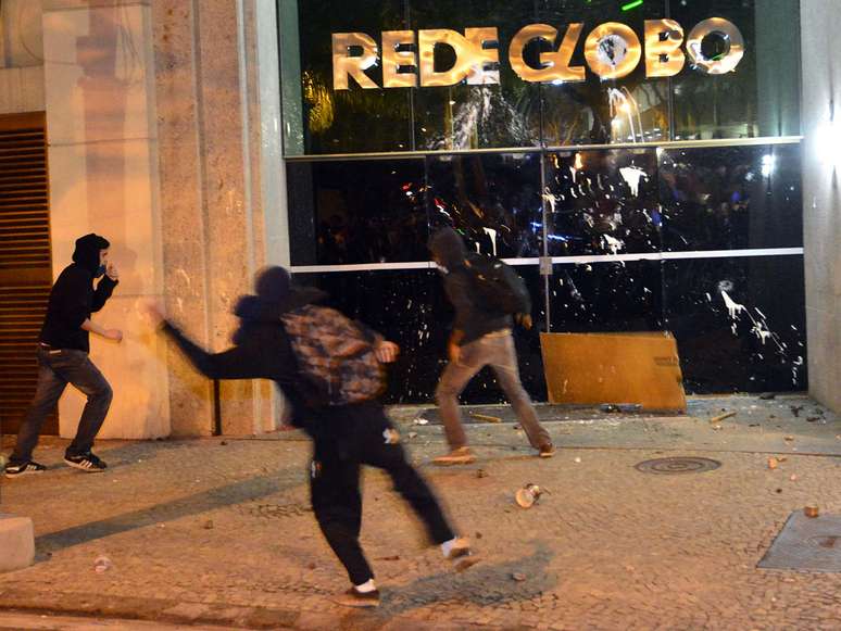 <p>Além dos danos no prédio da Globo e num veículo do SBT, ônibus foram pichados com a inscrição "Fora Cabral"</p>