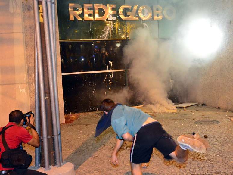 Coquetéis molotov foram lançados e a porta do prédio foi arrombada