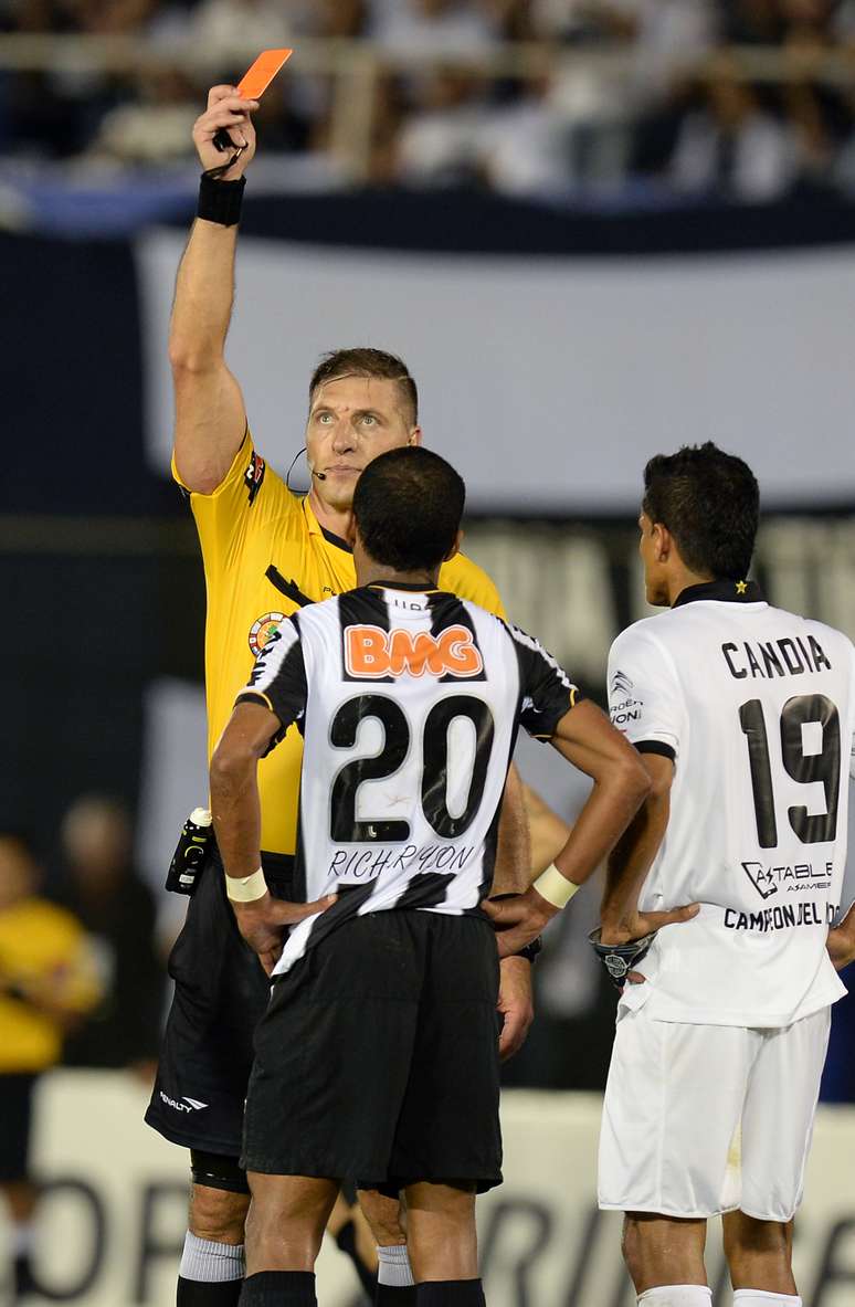 <p>Com expulsão de Richarlyson no Paraguai (foto), Junior Cesar será o titular da lateral esquerda no Mineirão</p>