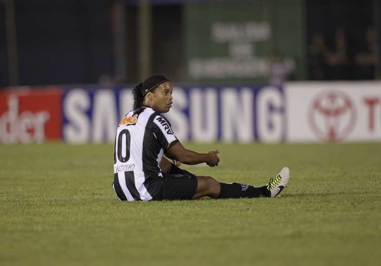 Ronaldinho foi anulado pela marcação do Olimpia e saiu sob vaias no segundo tempo