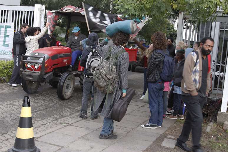 Maioria dos manifestantes ficou em frente ao prédio, enquanto dois grupos acompanhavam a vistoria realizada nas dependências da Câmara