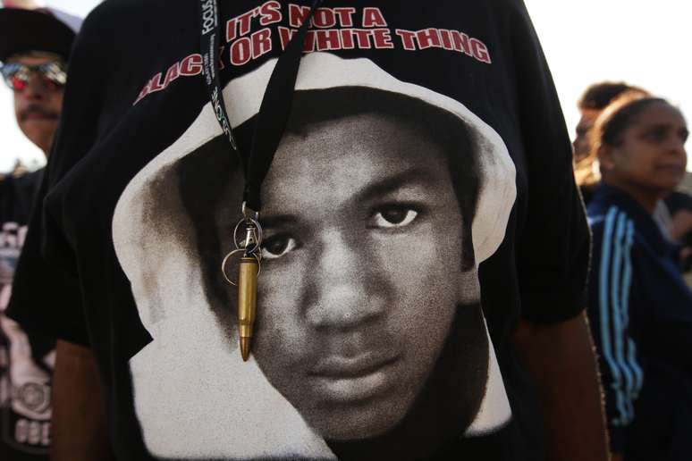 Manifestante usa uma camiseta com a foto de Trayvon Martin