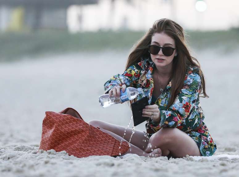 Marina Ruy Barbosa aproveitou a folga nas gravações da novela 'Amor à Vida', da TV Globo, para ir sozinha à praia do Recreio, zona oeste do Rio de Janeiro, nesta sexta-feira (19). Sem largar o celular nas duas horas em que permaneceu no local, a atriz deixou o aparelho cair na areia duas vezes e o lavou com água