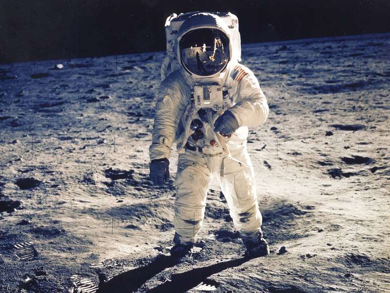 <p>Os primeiros passos do homem na Lua completam 44 anos neste dia 20 de julho de 2013. A caminhada pioneira do americano Neil Armstrong ocorreu durante a miss&atilde;o Apollo 11, em 1969. O comandante Armstrong foi seguido pelo piloto Buzz Aldrin (foto), segundo homem a pisar na Lua</p>
