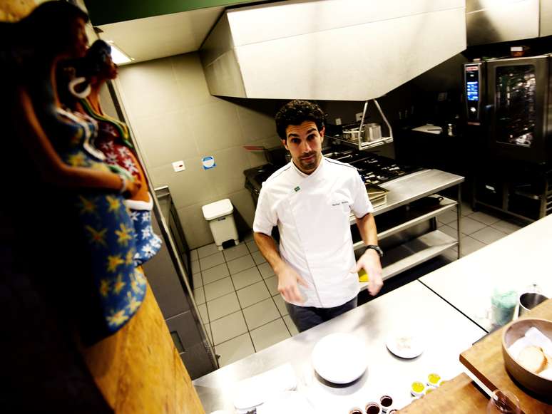 <p>Chef Rodrigo em sua nova casa, o Esquina Mocotó: a cozinha é aberta e os clientes podem ver a montagem dos pratos</p>
