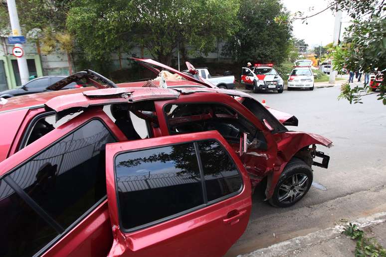 Um dos veículos ficou completamente destruído