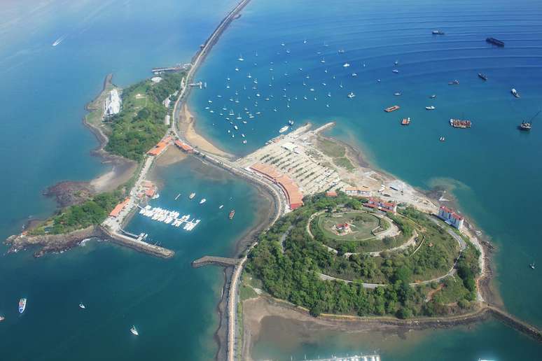 Espécie de parque linear, Amador Causeway é, basicamente, uma estrada que liga a parte continental do Panamá a quatro pequenas ilhas próximas da capital: Naso, Culebra, Perico e Flamenco. O causeway foi construído para funcionar como quebra-mar, protegendo a entrada sul do Canal do Panamá e impedindo o entupimento do Porto de Balboa