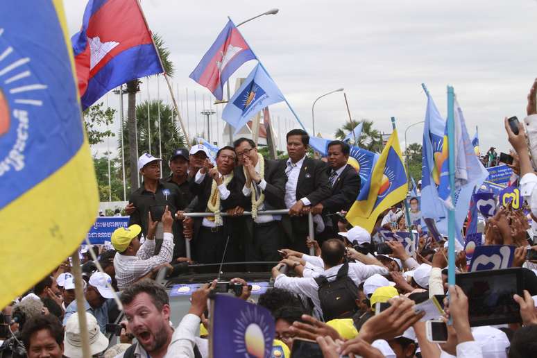 Rainsy, que também possui nacionalidade francesa, fugiu do Camboja em 2009 para escapar de três condenações à prisão e desde então vive na França