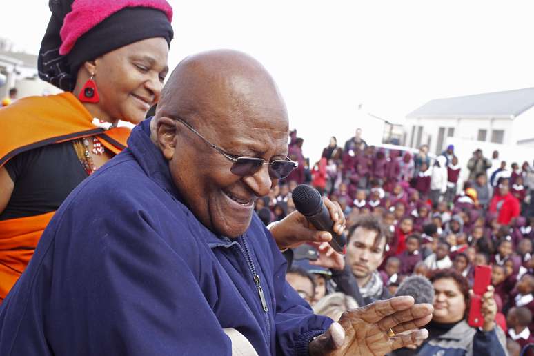 Desmond Tutu visitou Nelson Mandela no hospital