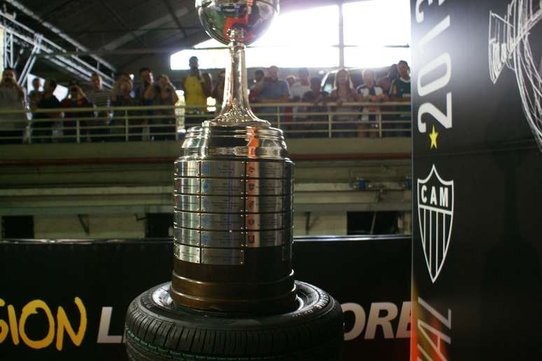 <p>Troféu fica em Mercado Municipal até quarta-feira, quando será entregue ao campeão</p>