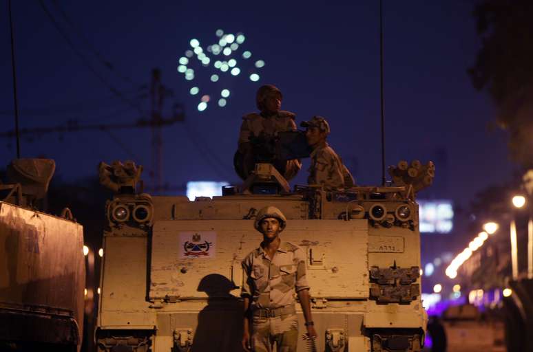 Nas ruas do Cairo, o Exército acompanha os protestos de partidários de Mursi