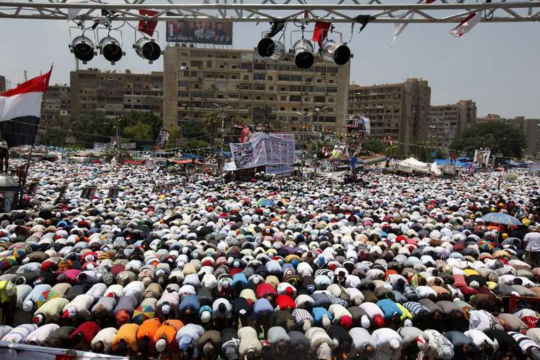 Simpatizantes do presidente deposto Mohamed Mursi rezam durante protesto na praça Rabaa Adawiya, no Cairo