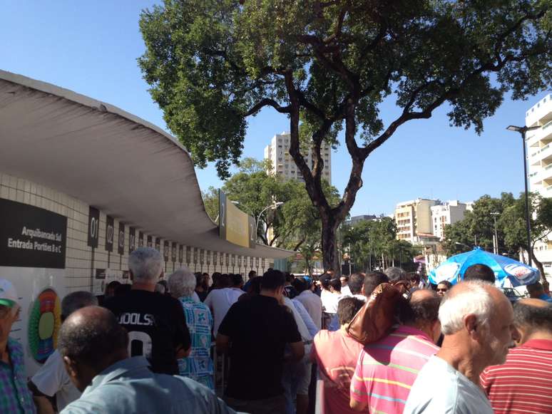 <p>Filas longas se formaram no Maracan&atilde; nesta sexta-feira</p>